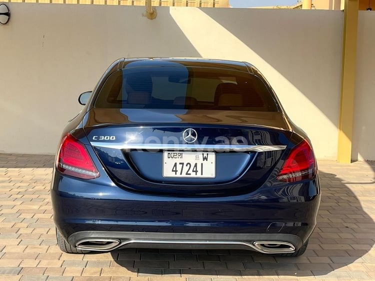 Bleue Mercedes C Class en location à Sharjah 5