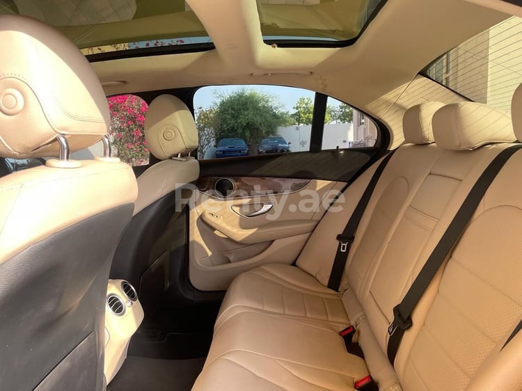 Azul Mercedes C Class en alquiler en Dubai 7