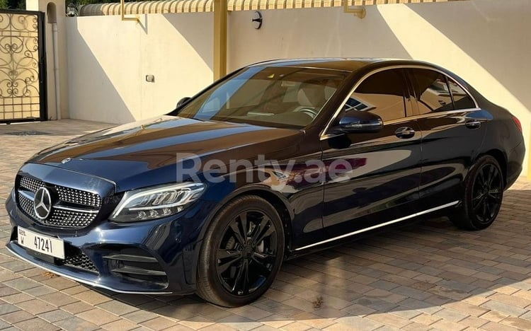 Azul Mercedes C Class en alquiler en Abu-Dhabi