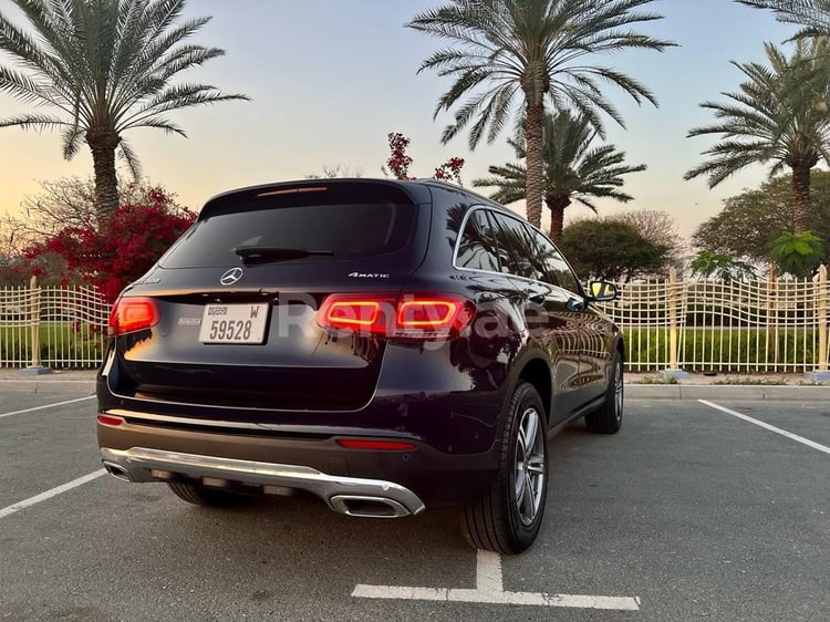 Bleue Mercedes GLC 300 en location à Abu-Dhabi 2