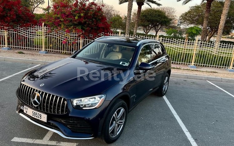 Bleue Mercedes GLC 300 en location à Abu-Dhabi