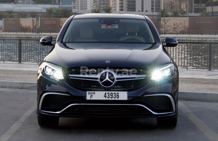 在阿布扎比租赁蓝色 Mercedes GLC Coupe 3