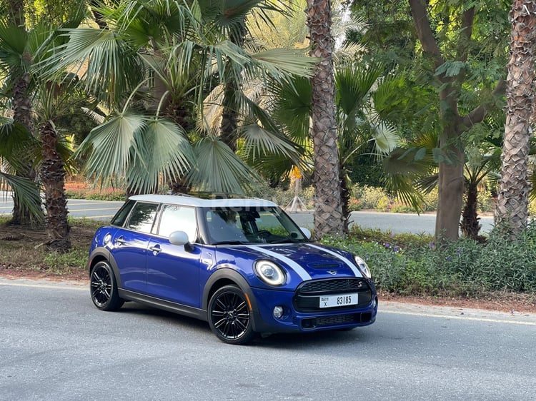 Azul Mini Cooper S en alquiler en Dubai 3