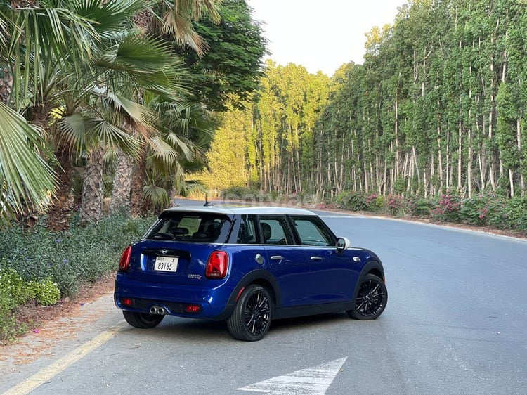 Bleue Mini Cooper S en location à Sharjah 4