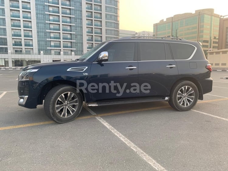 Bleue Nissan Patrol V8 en location à Abu-Dhabi 0