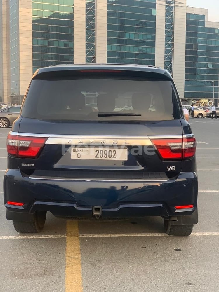 Blau Nissan Patrol V8 zur Miete in Dubai 5