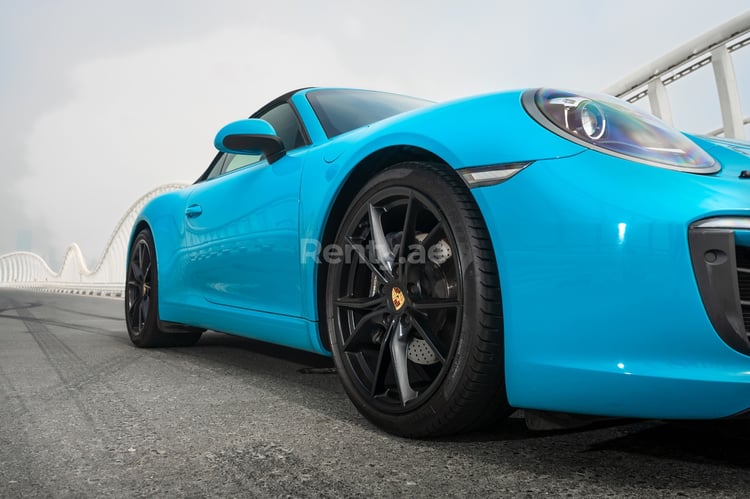 Blau Porsche 911 Carrera cabrio zur Miete in Abu-Dhabi 2