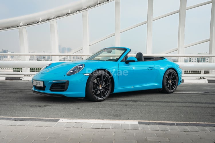 Azul Porsche 911 Carrera cabrio en alquiler en Dubai 6