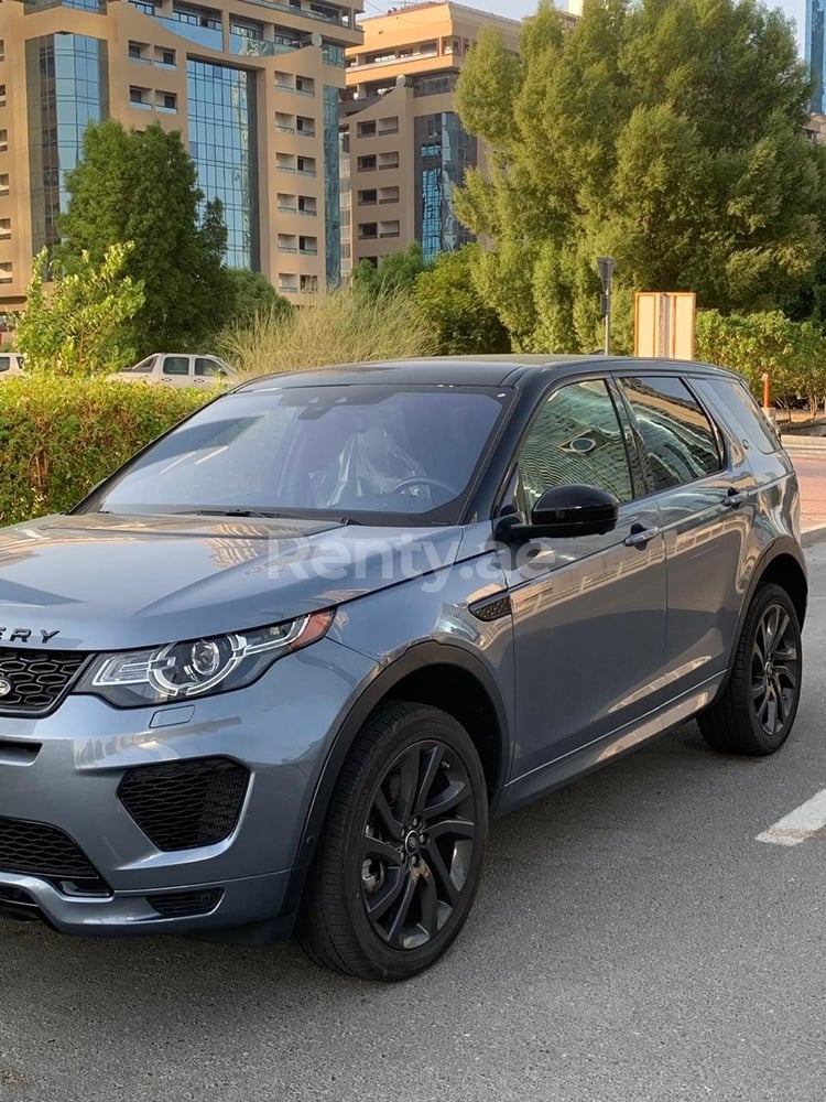 Azul Range Rover Discovery en alquiler en Sharjah 1