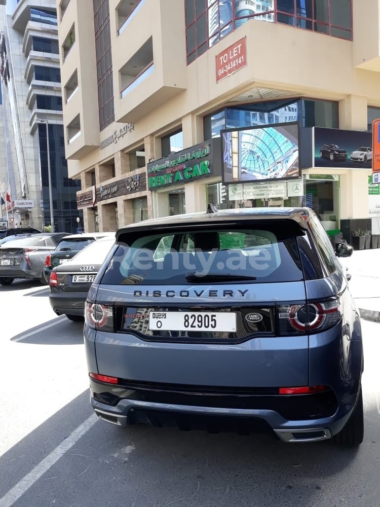 Bleue Range Rover Discovery en location à Dubai 3