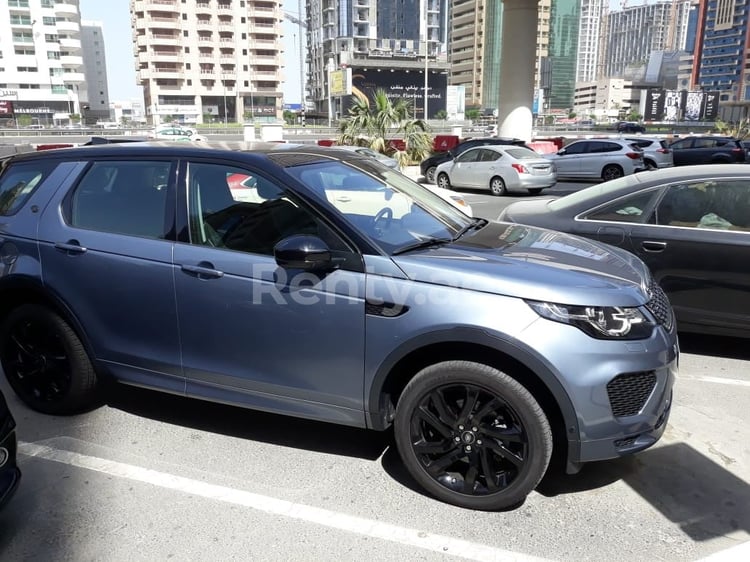 Blau Range Rover Discovery zur Miete in Dubai 2