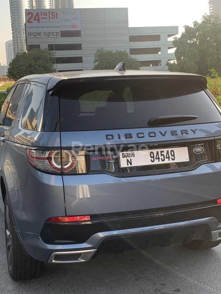 أزرق Range Rover Discovery للإيجار في أبو ظبي 3