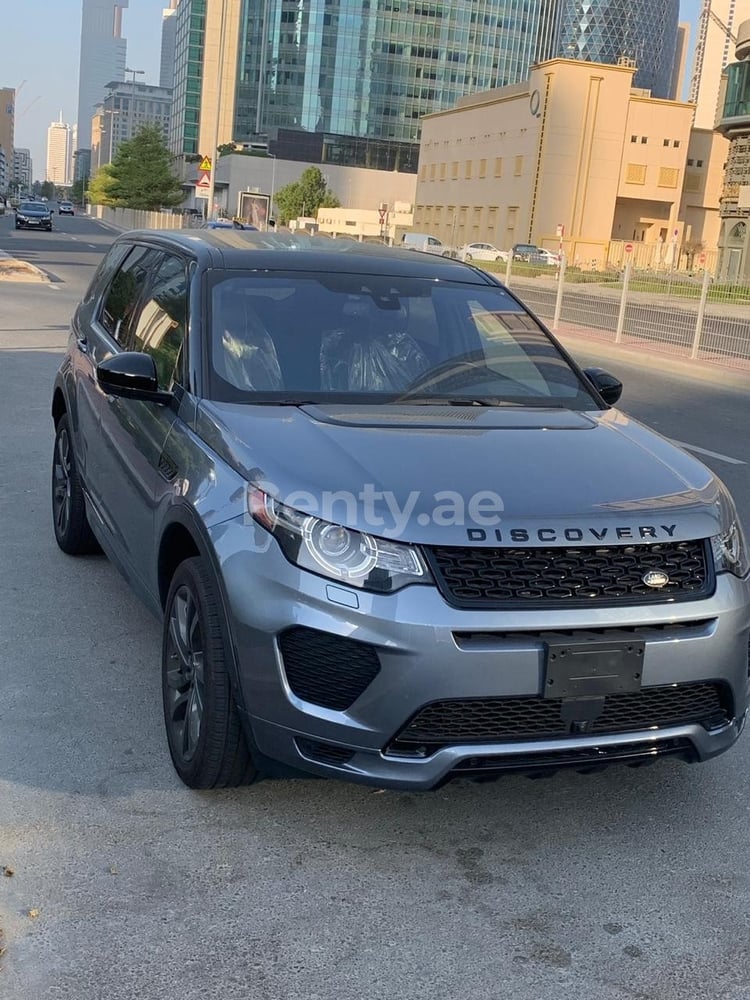 Bleue Range Rover Discovery en location à Sharjah 2