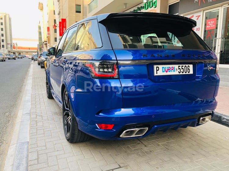 Azul Range Rover Sport SVR en alquiler en Dubai 4