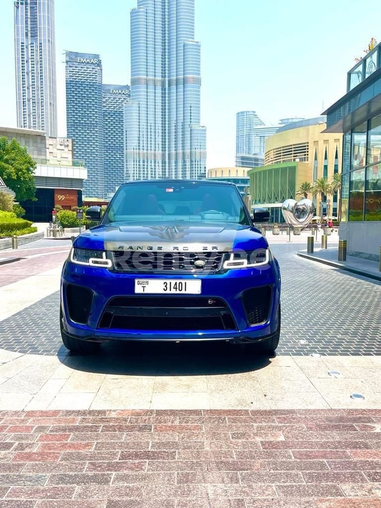 Azul Range Rover Sport SVR en alquiler en Dubai 3