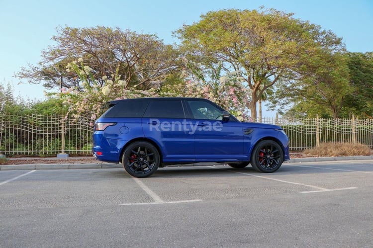 أزرق Range Rover Sport SVR للإيجار في الشارقة 1