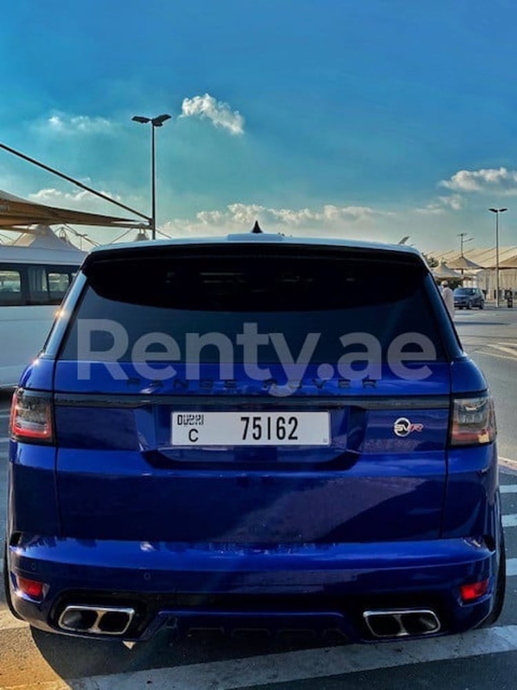 Blu Range Rover Sport SVR in affitto a Dubai 2