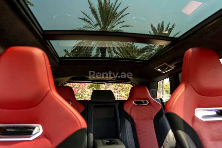 Blu Range Rover SVR in affitto a Dubai 5