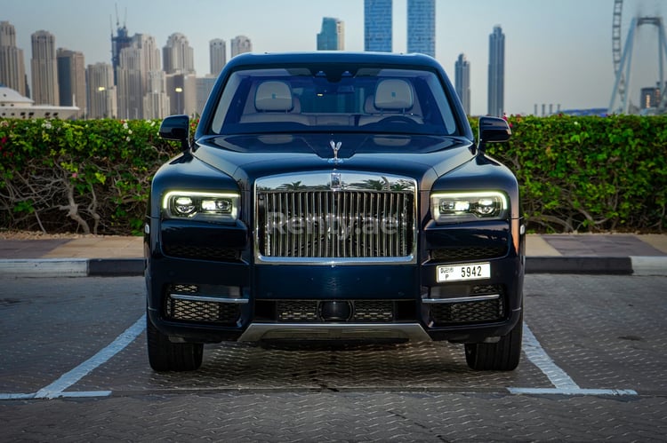 Bleue Rolls Royce Cullinan en location à Dubai 0