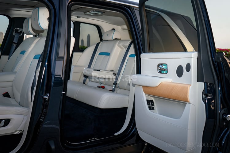 Bleue Rolls Royce Cullinan en location à Dubai 3