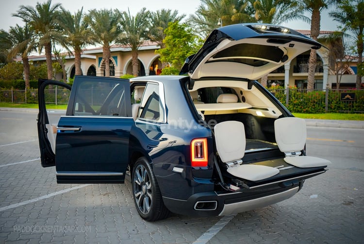 Bleue Rolls Royce Cullinan en location à Sharjah 6