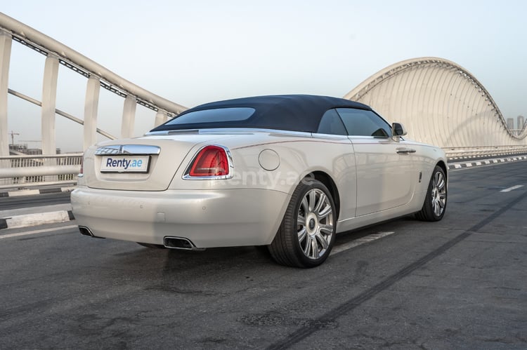 Blanc Rolls Royce Dawn, Exclusive 3-color interior en location à Dubai 2