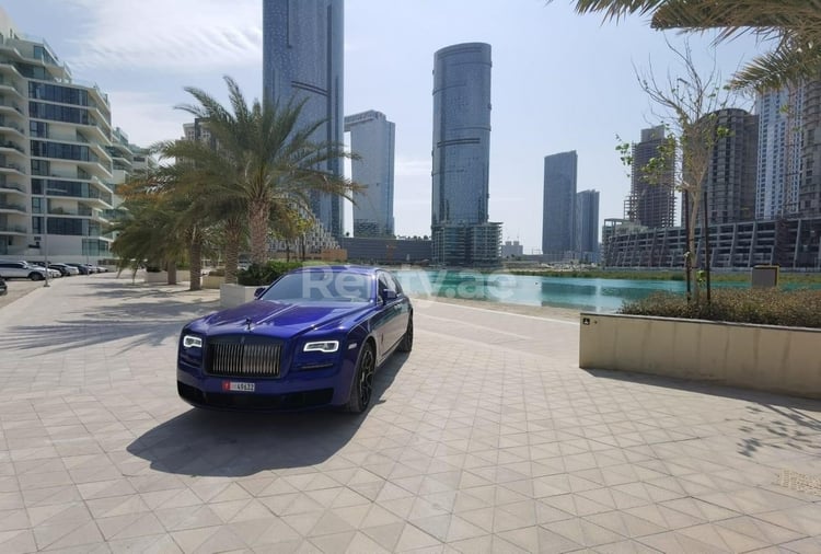 أزرق Rolls Royce Ghost Black Badge للإيجار في دبي 0