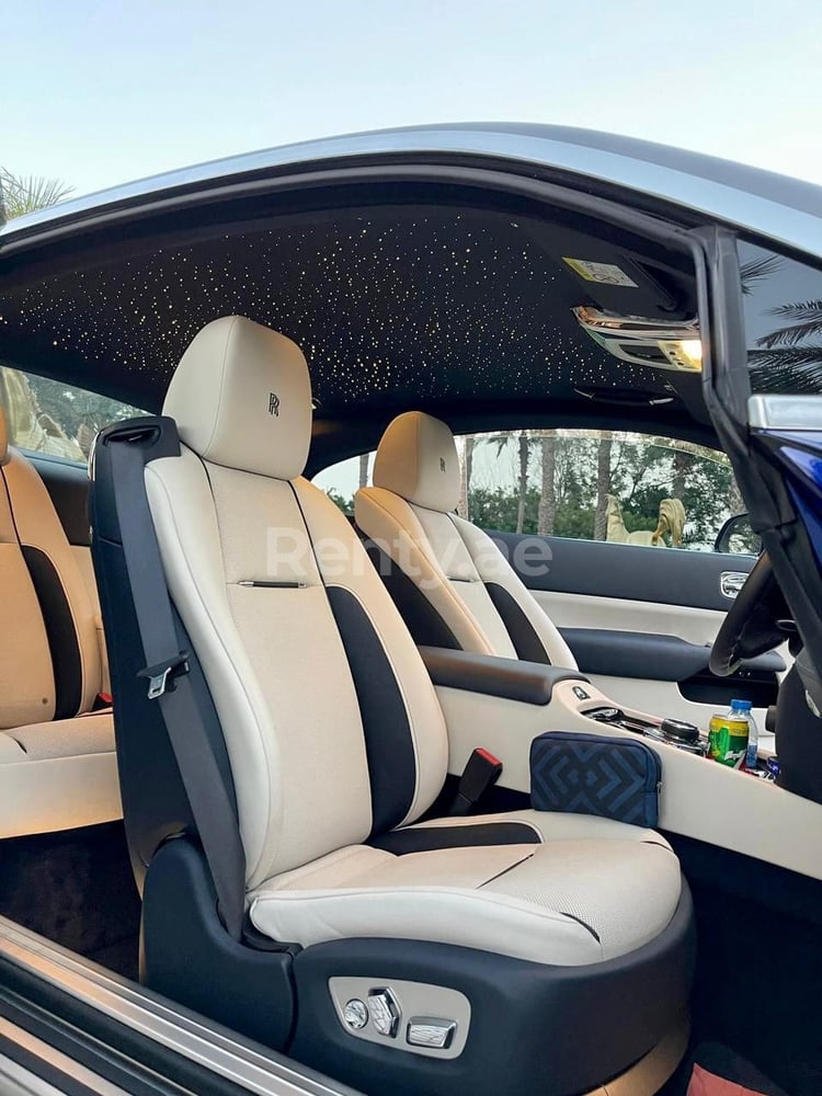 Blau Rolls Royce Wraith zur Miete in Dubai 2