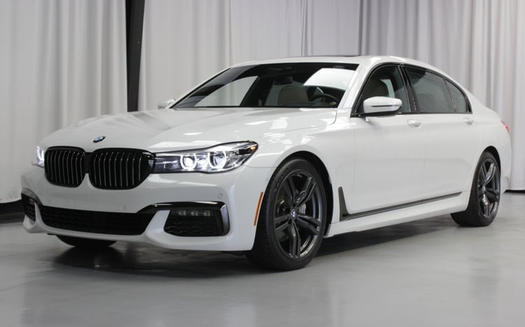 ناصعة البياض BMW 740 Li للإيجار في دبي