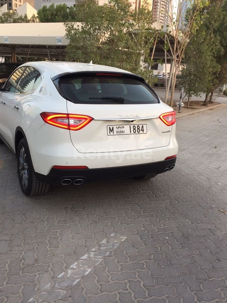 Blanc Brillant Maserati Levante en location à Abu-Dhabi 0