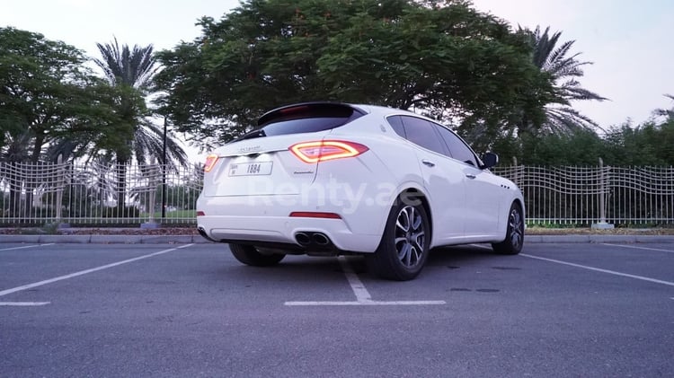 Bianco Brillante Maserati Levante in affitto a Abu-Dhabi 1