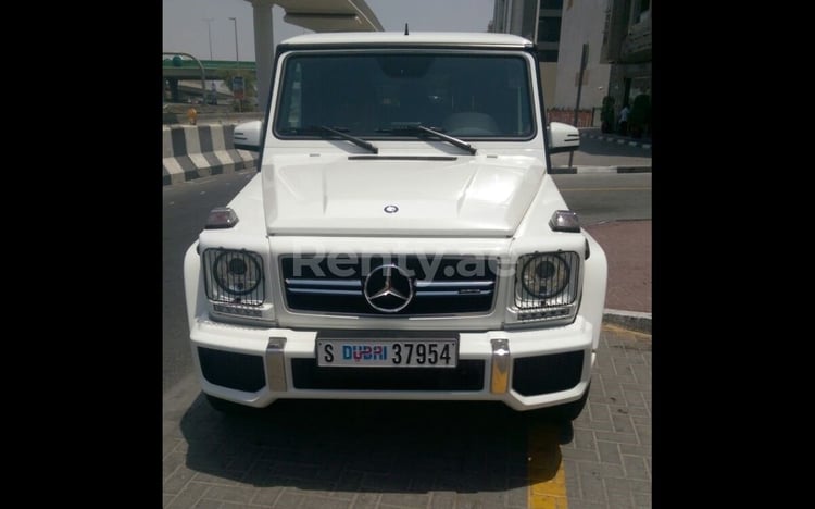 Blanco Brillante Mercedes G63 en alquiler en Dubai