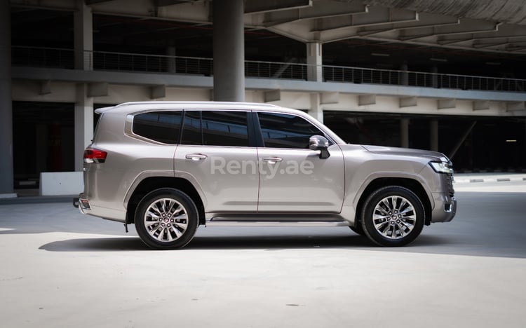 Bronze Toyota Land Cruiser en location à Abu-Dhabi 0