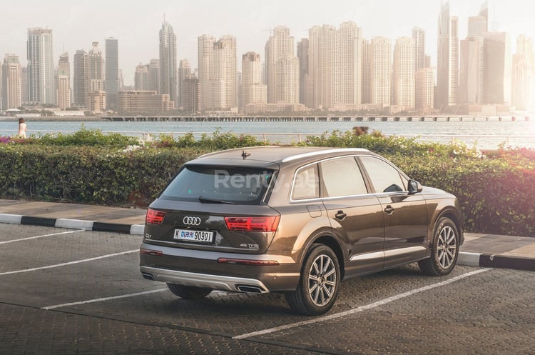 Marrone Audi Q7 in affitto a Dubai 3