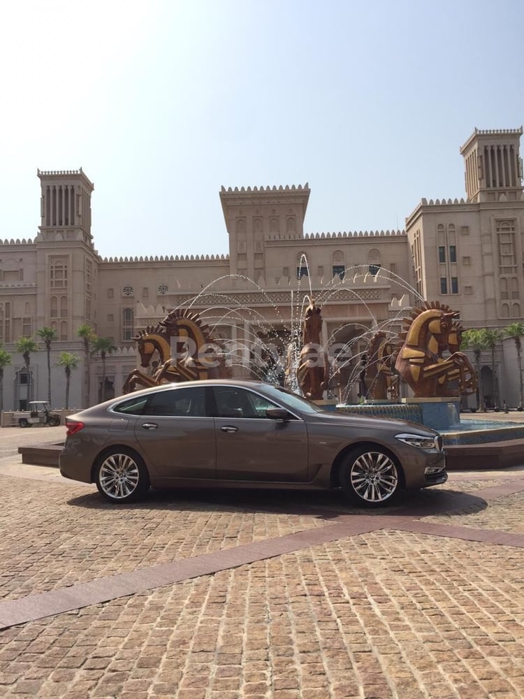 Brun BMW 640 GT en location à Abu-Dhabi 1