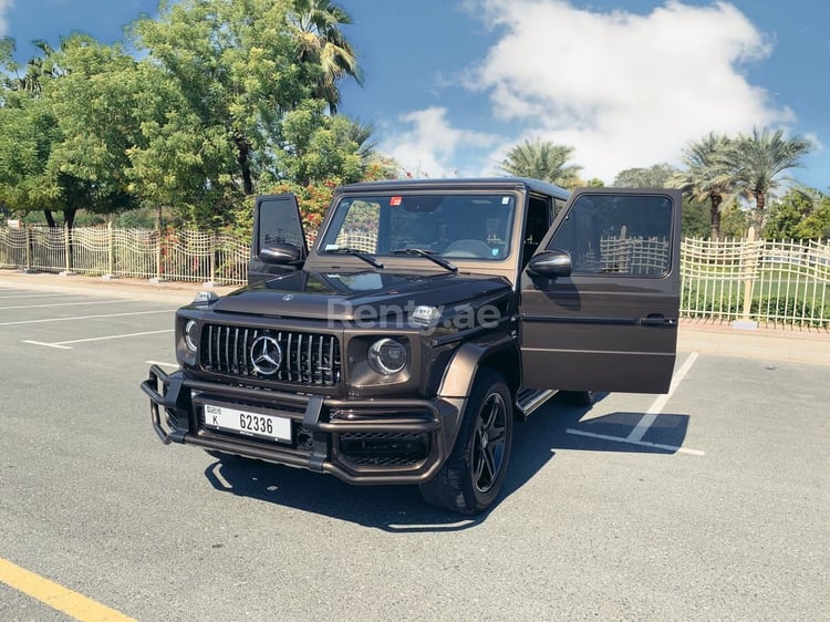 Marrone Mercedes G class in affitto a Abu-Dhabi 5