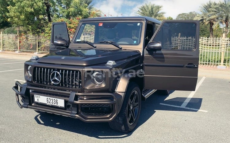 Marrone Mercedes G class in affitto a Abu-Dhabi