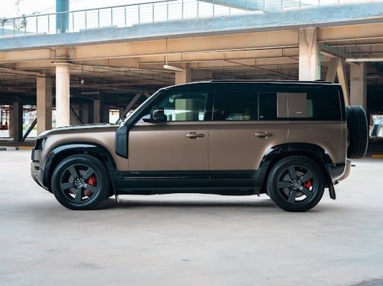 Braun Range Rover Defender V6 X zur Miete in Sharjah 1