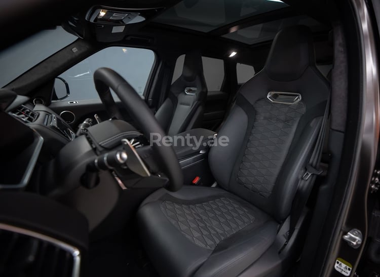 Braun Range Rover Sport SVR zur Miete in Dubai 1