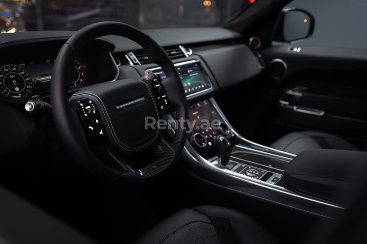 Braun Range Rover Sport SVR zur Miete in Dubai 3