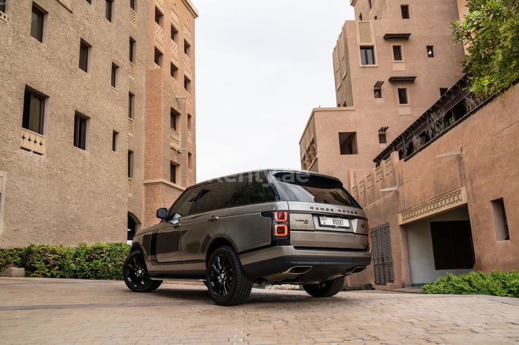 Brun Range Rover Vogue en location à Sharjah 2