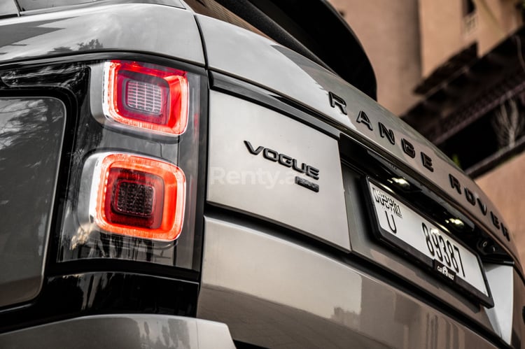 Braun Range Rover Vogue zur Miete in Abu-Dhabi 3