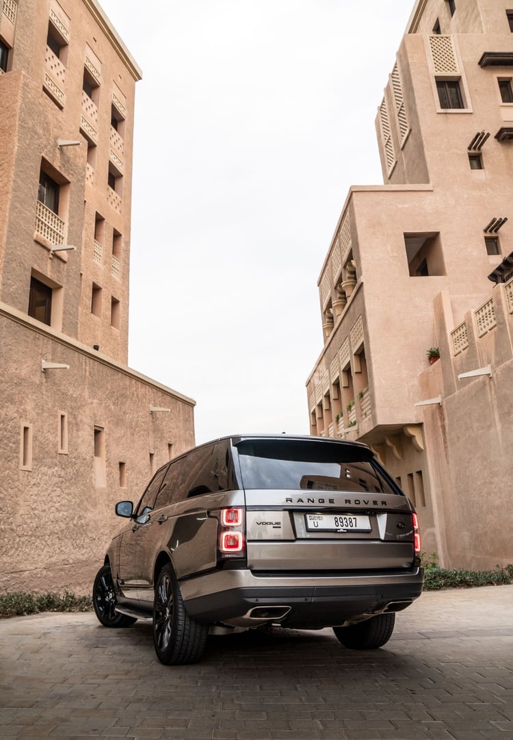 Marrone Range Rover Vogue in affitto a Dubai 6