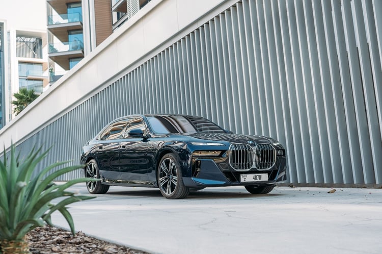 Azul Oscuro BMW 740Li en alquiler en Dubai 1