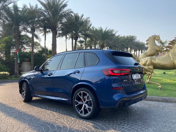 Bleu Foncé BMW X5 en location à Sharjah 0