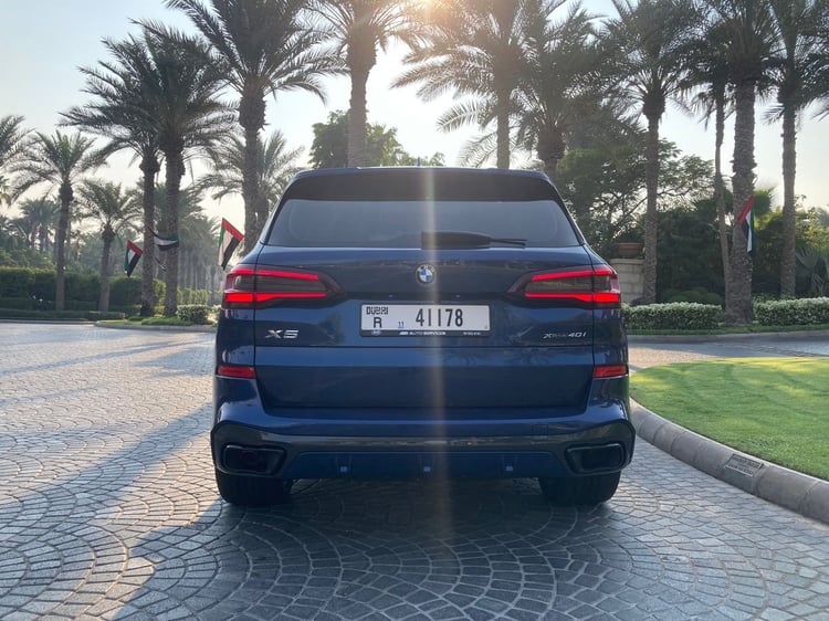 Dunkelblau BMW X5 zur Miete in Abu-Dhabi 4