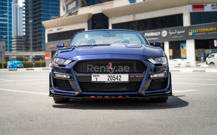 Bleu Foncé Ford Mustang cabrio en location à Dubai 0