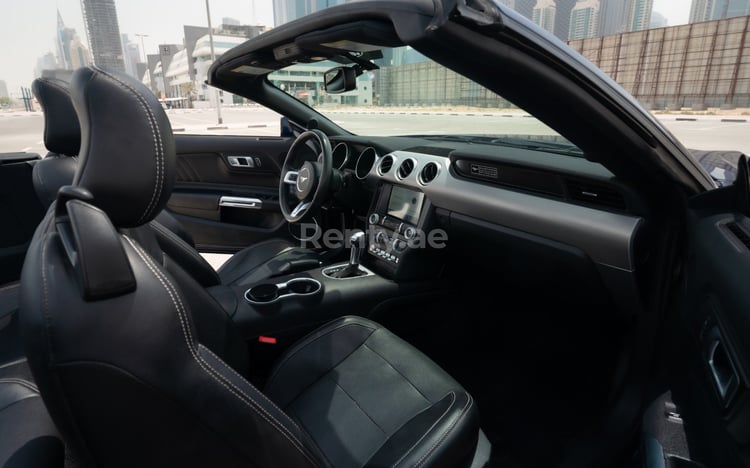 Azul Oscuro Ford Mustang cabrio en alquiler en Dubai 2