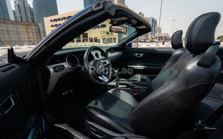 Dunkelblau Ford Mustang cabrio zur Miete in Dubai 3