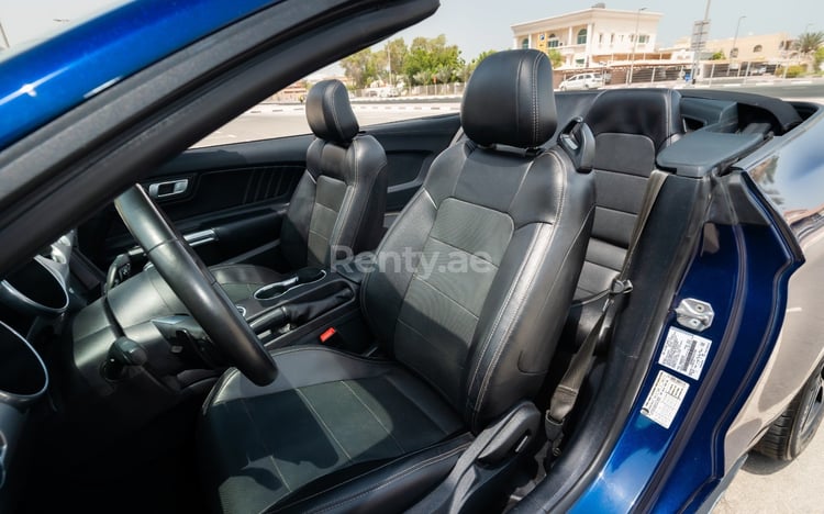 Azul Oscuro Ford Mustang cabrio en alquiler en Dubai 5